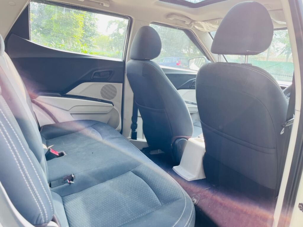 Mahindra XUV300 W6 Petrol photo 2