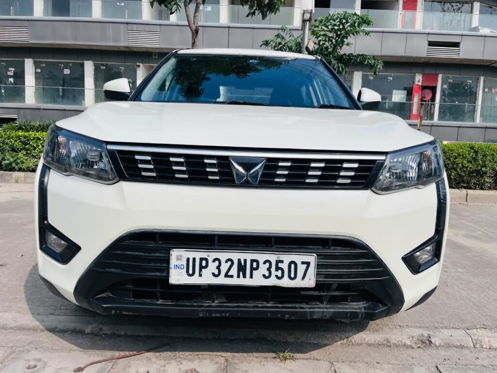 Mahindra XUV300 W6 Petrol photo 5