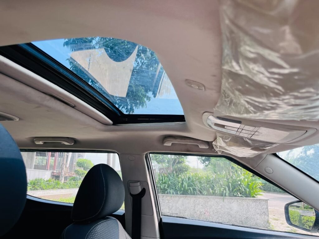 Mahindra XUV300 W6 Petrol photo 7