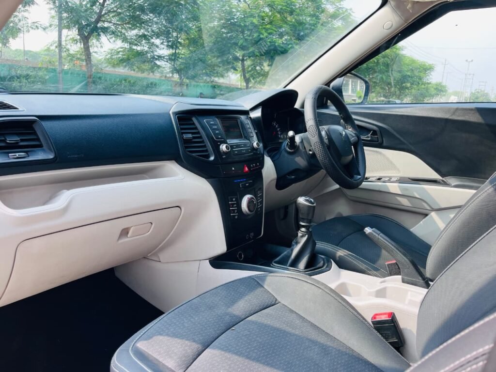 Mahindra XUV300 W6 Petrol photo 8