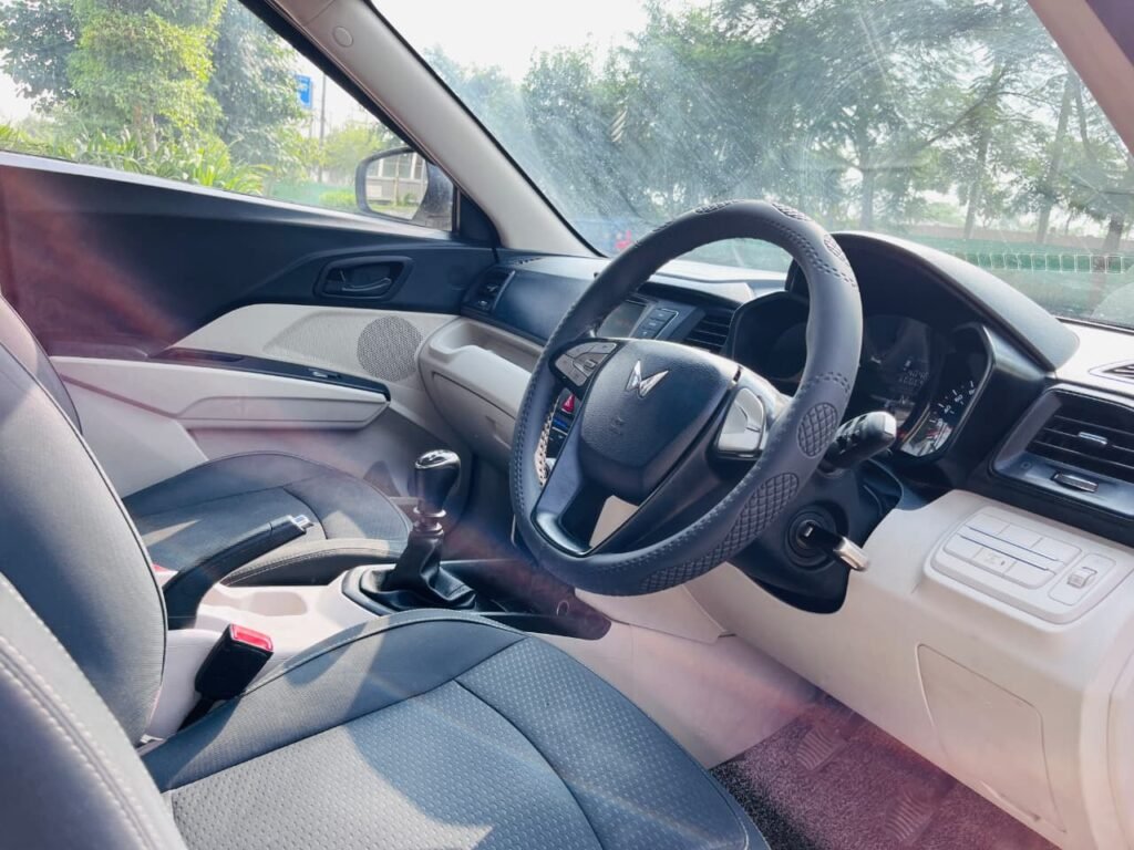 Mahindra XUV300 W6 Petrol photo 9