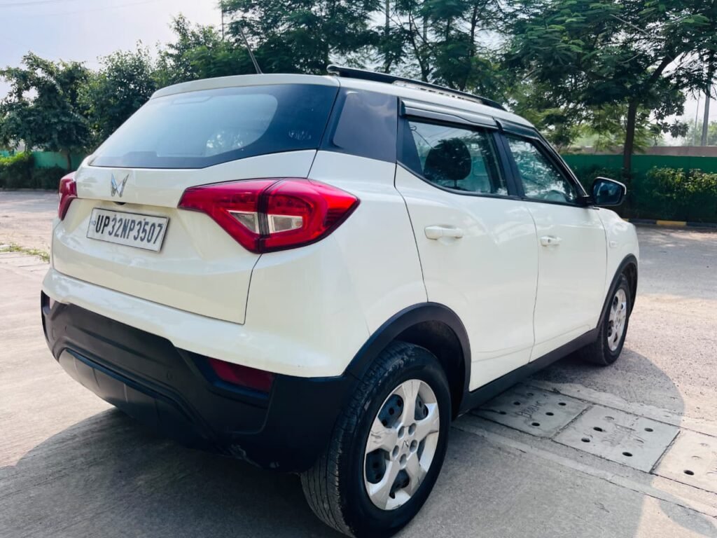 Mahindra XUV300 W6 Petrol photo 11
