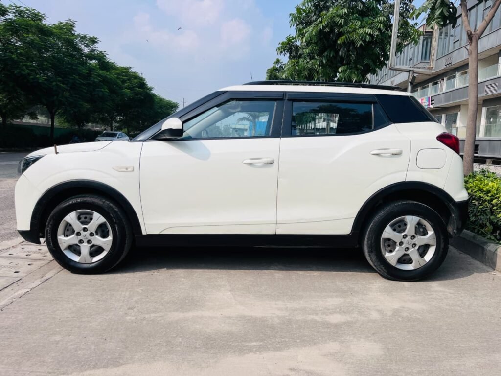 Mahindra XUV300 W6 Petrol photo 12