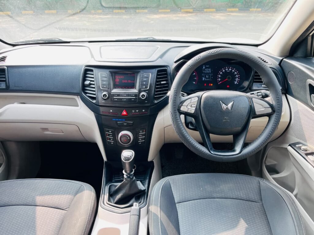 Mahindra XUV300 W6 Petrol photo 13