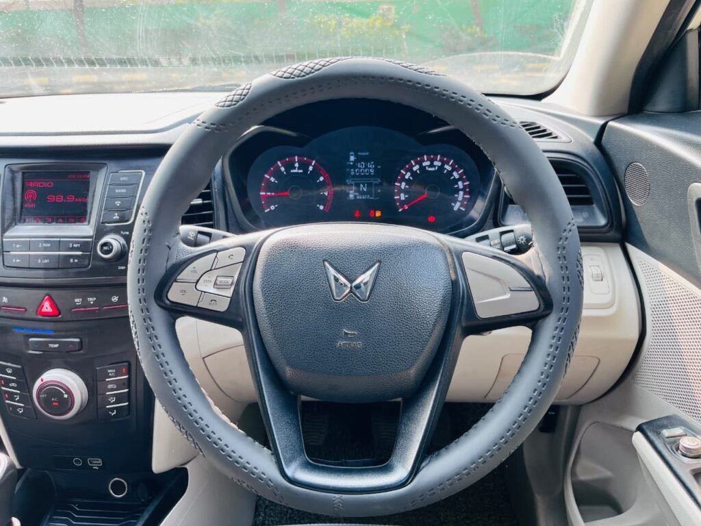 Mahindra XUV300 W6 Petrol photo 17
